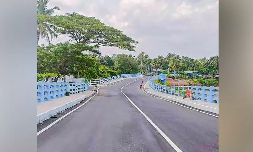 വികസനക്കുതിപ്പിന്​ കാതോർത്ത്​ വിളക്കുമരം-നെടുമ്പ്രക്കാട്​ പാലം; പാ​ലം പൂ​ർ​ത്തി​യാ​ക്കി​യ​ത്​   കി​ഫ്ബി പ​ദ്ധ​തി​യി​ൽ 22 കോ​ടി ചെ​ല​വാ​ക്കി