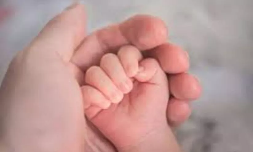 വീ​ട്ടി​ൽ പ്ര​സ​വം തീ​രു​മാ​നി​ച്ച പ​ത്തി​ലേ​റെ അ​മ്മ​മാ​ർ ആ​രോ​ഗ്യ​വ​കു​പ്പ്​ നി​ർ​ദേ​ശ​പ്ര​കാ​രം ആ​ശു​പ​ത്രി​യി​ലേ​ക്ക്​ മാ​റി