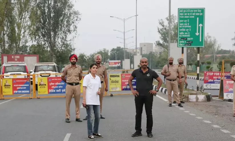 സിന്ദൂർ ഓപറേഷന് പിന്നാലെ വിമാനത്താവളങ്ങൾ അടച്ചു; വിമാനങ്ങൾ വഴിതിരിച്ചു വിട്ടു സിന്ദൂർ ഓപറേഷന് പിന്നാലെ വിമാനത്താവളങ്ങൾ അടച്ചു; വിമാനങ്ങൾ വഴിതിരിച്ചു വിട്ടു