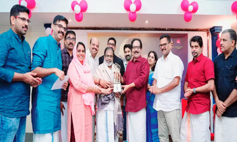 സി.​കെ ച​ന്ദ്ര​പ്പ​ൻ സ്മൃ​തി പു​ര​സ്‌​കാ​രം സ​മ്മാ​നി​ച്ചു