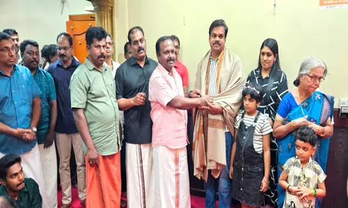 ഗു​രു​ദേ​വ സോ​ഷ്യ​ൽ സൊ​സൈ​റ്റി​യി​ൽ   എം.​എ​ൽ.​എ അ​ഡ്വ. ജെ​നീ​ഷ് കു​മാ​റി​ന് സ്വീ​ക​ര​ണം   ന​ൽ​കി