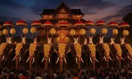 യന്ത്രക്കുടയും പൂരപ്പന്തലും; ആവേശകുടമാറ്റം