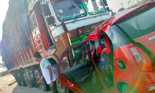 ദേ​ശീ​യ​പാ​ത​യി​ൽ കാ​റും ട്ര​ക്കും കൂ​ട്ടി​യി​ടി​ച്ച് അ​ഞ്ചു​പേ​ർ മ​രി​ച്ചു