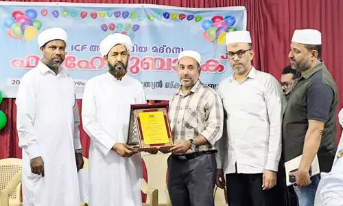 ന​സീ​ർ തൃ​ശൂ​രി​ന് ഐ.​സി.​എ​ഫ് യാ​ത്ര​യ​യ​പ്പ് ന​ൽ​കി