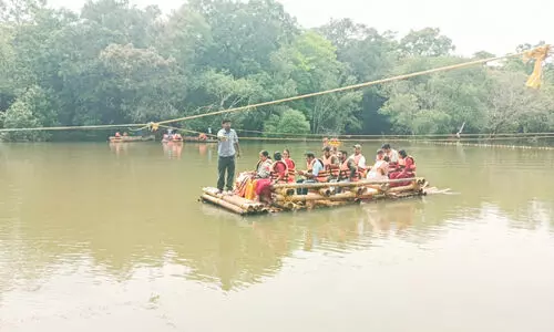 കു​റ​വ​ല്ല, കു​റു​വ​യി​ൽ സ​ഞ്ചാ​രി​ക​ൾ