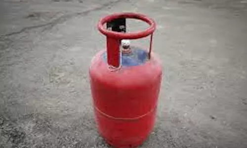 അംഗൻവാടിയിൽ പാചകവാതക സിലിണ്ടർ ചോർച്ച; സി​ലി​ണ്ട​റി​ന്റെ അ​ടി​വ​ശം ദ്ര​വി​ച്ച അ​വ​സ്ഥ​യി​ൽ