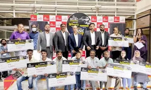 ഗ്രാ​ൻ​ഡ് മാ​ൾ ഭാ​ഗ്യ വി​ജ​യി​ക​ൾ​ക്ക് സ​മ്മാ​ന​ങ്ങ​ൾ വി​ത​ര​ണം ചെ​യ്തു