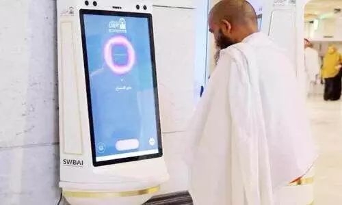 മ​ക്ക​യി​ലും മ​ദീ​ന​യി​ലും തീ​ർ​ഥാ​ട​ക​രു​ടെ​ സേ​വ​ന​ത്തി​ന്​ എ.​ഐ റോ​ബോ​ട്ട്​