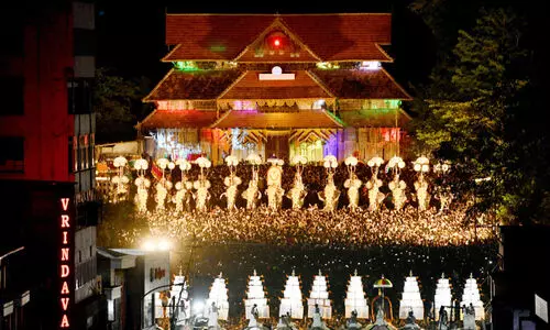 യന്ത്രക്കുടയും പൂരപ്പന്തലും അർധനാരീശ്വരനും അഴകായി, ആവേശമായി കുടമാറ്റം