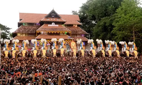 മ​ന​വും മാ​ന​വും നി​റ​ച്ച് പെ​യ്തി​റ​ങ്ങി പൂ​ര​ക്കാ​ഴ്ച