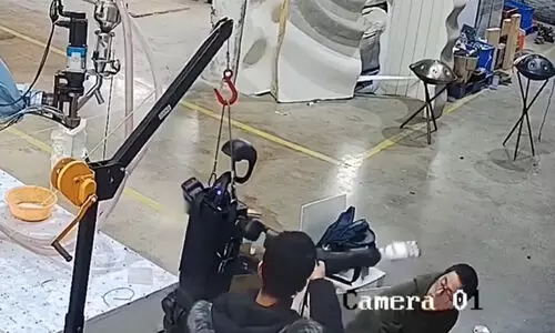 പരീക്ഷണത്തിനിടെ തൊഴിലാളികളെ ആക്രമിച്ച് എ.ഐ റോബോട്ട് - VIDEO