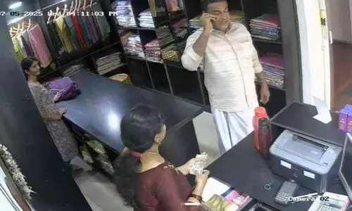 മോളെ ഇവിടെ ക്യാഷായിട്ട് എത്രയാ ഉള്ളത്, 5300 രൂപ ഉണ്ടോ നോക്കിയേ; കടയുടമയുടെ സുഹൃത്താണെന്ന് പറഞ്ഞ് എത്തിയയാൾ ജീവനക്കാരിയെ കബളിപ്പിച്ച് പണം തട്ടി