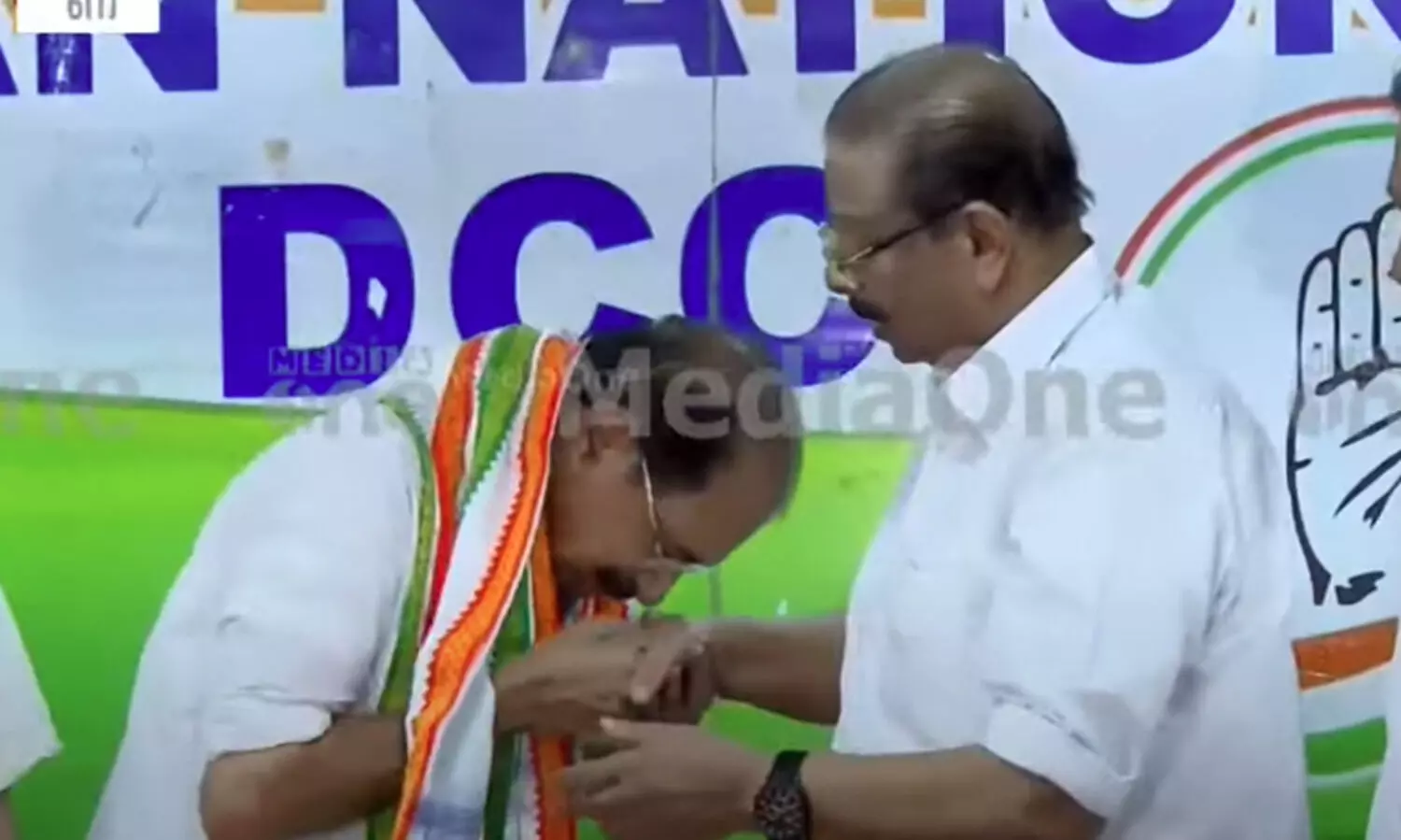 ‘ചേർന്ന് നിന്നാൽ മതിയോ? ഉമ്മ വെക്കണോ?’: സണ്ണി ജോസഫ്, സുധാകരന്റെ വലംകൈ, വിശ്വസ്തൻ