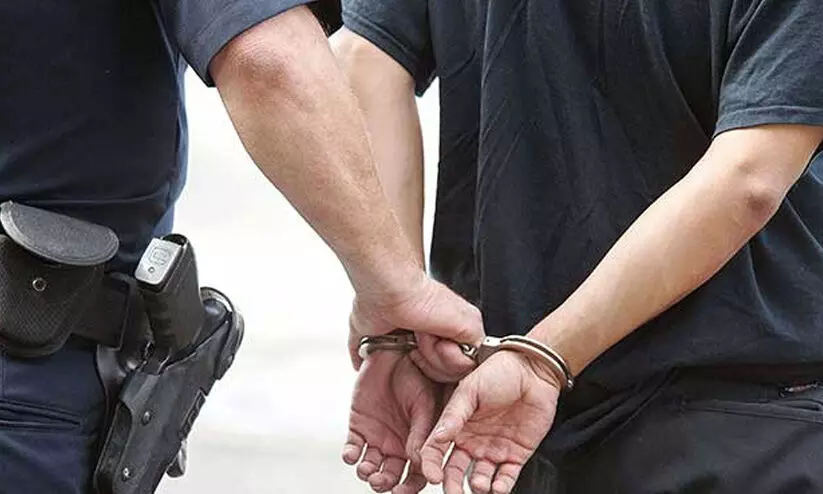 മ​ദ്യ​വും ഡീ​സ​ലും ക​ട​ത്തി​യ ഇ​ന്ത്യ​ക്കാ​ര​ന്‍ അ​റ​സ്റ്റി​ല്‍