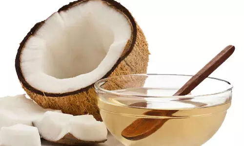 കൈപൊള്ളിച്ച്​ വെളി​​ച്ചെ​​ണ്ണ വില തിളക്കുന്നു