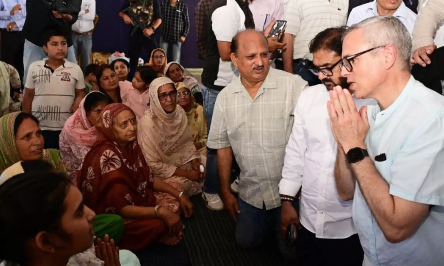 ജമ്മുകശ്മീരിൽ അഭയാർഥി ക്യാമ്പിലെ കുട്ടികൾക്കൊപ്പം ക്രിക്കറ്റ് കളിച്ച് മുഖ്യമന്ത്രി ഉമർ അബ്ദുല്ല