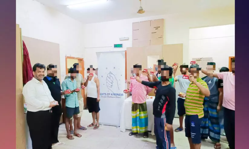 ബ​ഹ്റൈ​ൻ റെ​ഡ് ബ​സ് ഗോ ​കാ​ർ​ഡും പ​ഴ​ങ്ങ​ളും   വി​ത​ര​ണം​ചെ​യ്ത് ലൈ​റ്റ്സ് ഓ​ഫ് കൈ​ൻ​ഡ്നെ​സ്