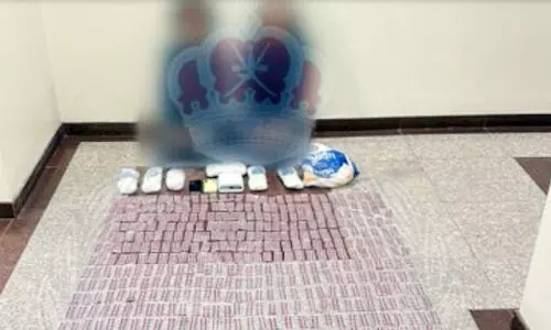 മ​യ​ക്കു​മ​രു​ന്ന് ഗു​ളി​ക​ക​ളു​മാ​യി ര​ണ്ട് പാ​കി​സ്താ​നി​ക​ൾ പി​ടി​യി​ൽ