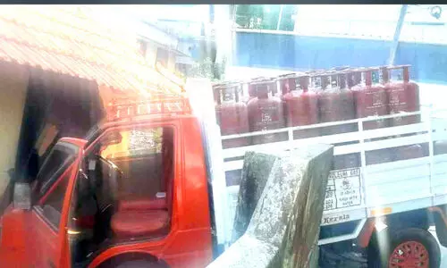 പാചകവാതക സിലിണ്ടർ കയറ്റിയ വാഹനം വീട്ടിലേക്ക് ഇടിച്ചുകയറി; ഒഴിവായത് വൻ ദുരന്തം