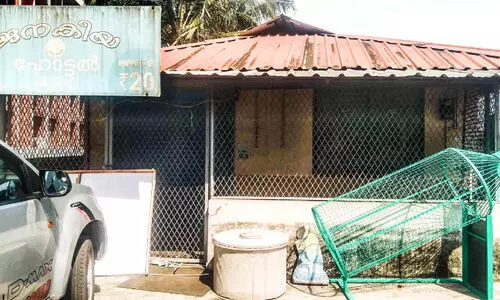പെരുമ്പാവൂർ നഗരസഭ വളപ്പിലെ ജനകീയ ഹോട്ടല്‍ പൂട്ടിയിട്ട് മൂന്ന് വര്‍ഷം; പിന്നില്‍ രാഷ്ട്രീയ ഒത്തുകളിയെന്ന്​ ആക്ഷേപം