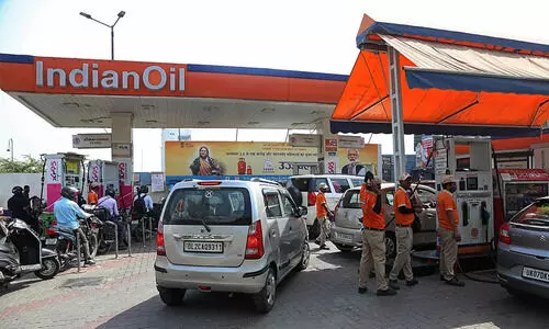 ഇന്ധനത്തിന്റെയും എൽ.പി.ജിയുടെയും കാര്യത്തിൽ പരിഭ്രാന്തരാവേണ്ട; ക്ഷാമമുണ്ടാവാത്ത വിധം സംഭരിച്ചിട്ടുണ്ടെന്ന് ഇന്ത്യൻ ഓയിൽ കോർപ​റേഷൻ