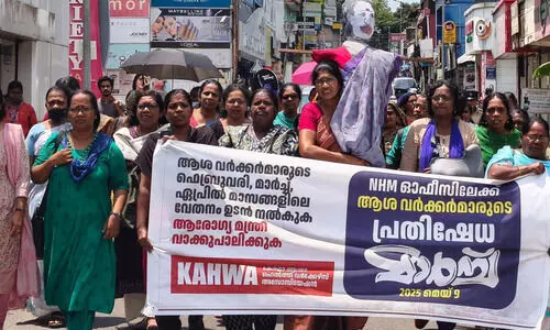 എൻ.എച്ച്.എം ഓഫീസിലേക്ക് മാർച്ച് നടത്തി ആശാവർക്കർമാർ ആരോഗ്യ മന്ത്രിയുടെ കോലം കത്തിച്ചു