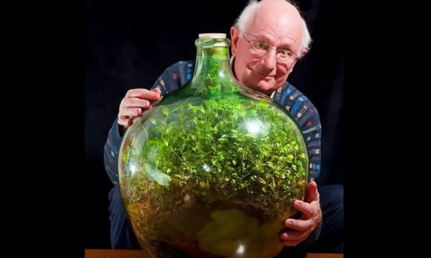 തുള്ളിവെള്ളമില്ലാതെ കുപ്പിക്കകത്തെ ചെറു ഭൂമി; അവിടെ മഞ്ഞും തണുപ്പും വെയിലുമുണ്ട്