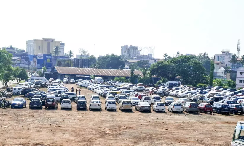 പൂ​ര​പ്രേ​മി​ക​ളു​​ടെ കൈ​യ​ടി നേ​ടി പൊ​ലീ​സി​ന്‍റെ ‘പാ​ർ​ക്കി​ങ്​ മാ​നേ​ജ്​​മെ​ന്‍റ്​ സി​സ്റ്റം’; 41 പാ​ർ​ക്കി​ങ് കേ​ന്ദ്ര​ങ്ങ​ളെ​യാ​ണ് ഡി​ജി​റ്റ​ൽ സം​വി​ധാ​ന​ത്തി​ലൂ​ടെ ബ​ന്ധി​പ്പി​ച്ച​ത്