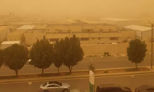 ഞാ​യ​റാ​ഴ്ച​വ​രെ ഇ​ടി​മി​ന്ന​ലി​നും മ​ഴ​ക്കും പൊ​ടി​ക്കാ​റ്റി​നും സാ​ധ്യ​ത