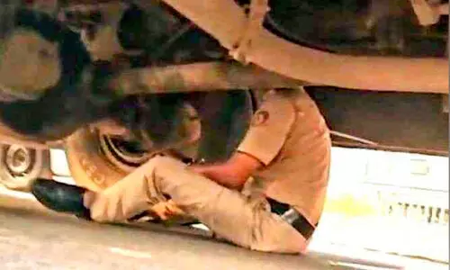 നടുറോഡിൽ ബ്രേക്ക്ഡൗണായി ബസ്; ഗ​താ​ഗ​ത​ക്കു​രു​ക്ക​ഴി​ക്കാ​ൻ   ‘മെക്കാനിക്കായ’ പൊ​ലീ​സു​കാ​ര​ന് നാ​ടി​ന്റെ കൈ​യ​ടി