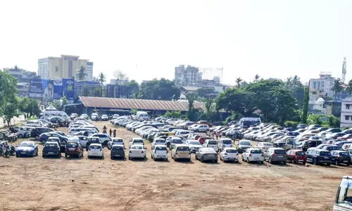 പൂ​ര​പ്രേ​മി​ക​ളു​​ടെ കൈ​യ​ടി നേ​ടി പൊ​ലീ​സി​ന്‍റെ ‘പാ​ർ​ക്കി​ങ്​ മാ​നേ​ജ്​​മെ​ന്‍റ്​ സി​സ്റ്റം’; 41 പാ​ർ​ക്കി​ങ് കേ​ന്ദ്ര​ങ്ങ​ളെ​യാ​ണ് ഡി​ജി​റ്റ​ൽ സം​വി​ധാ​ന​ത്തി​ലൂ​ടെ ബ​ന്ധി​പ്പി​ച്ച​ത്