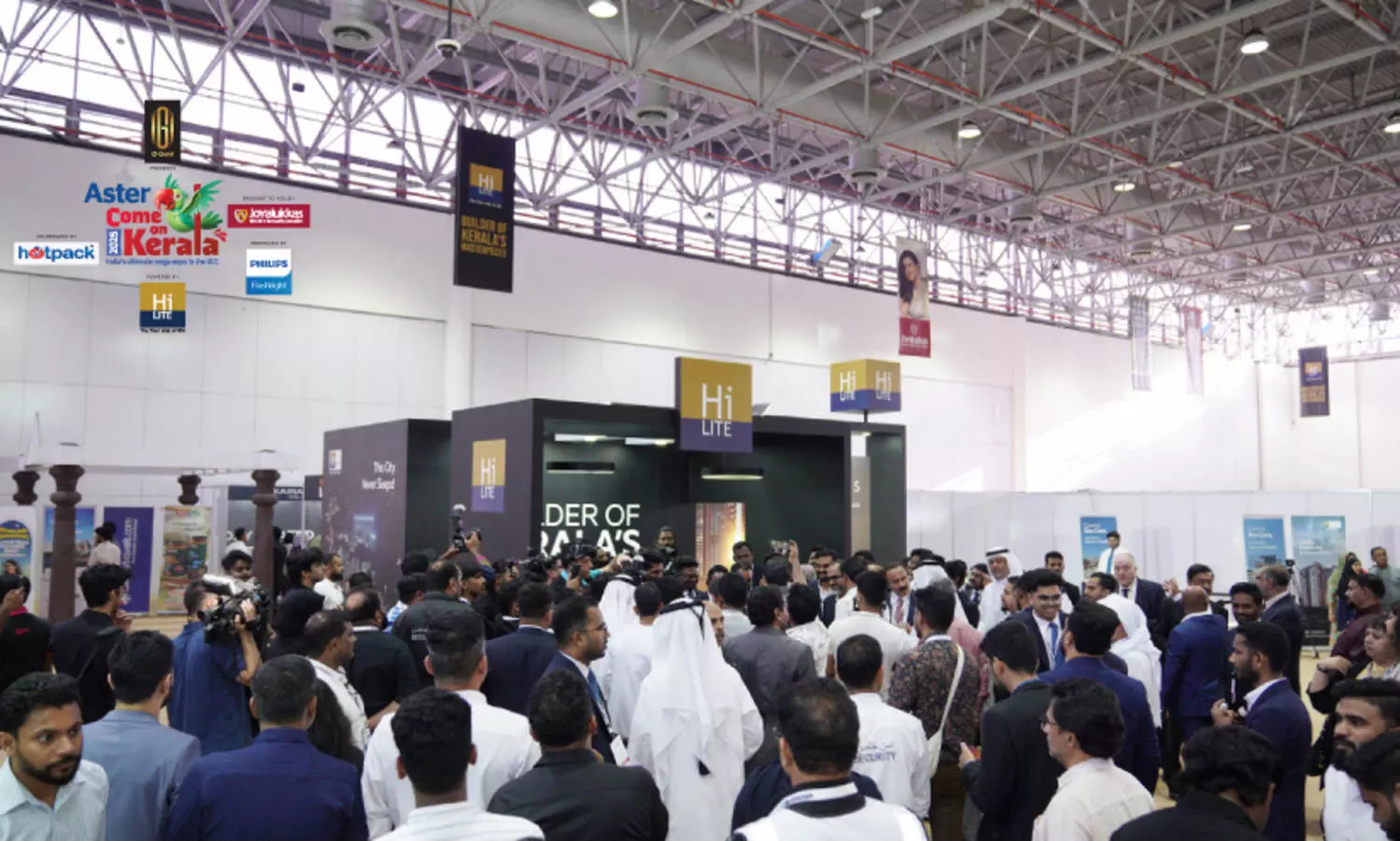 അ​​തി​​രു​​ക​​ളി​​ല്ലാ  ആ​​ഘോ​​ഷം...