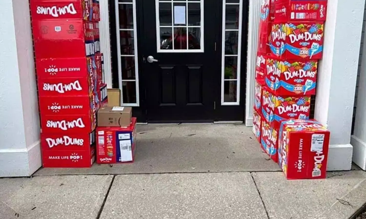 അമ്മയുടെ ഫോണിൽ നിന്ന് ആരുമറിയാതെ എട്ടു വയസ്സുകാരൻ ഓഡർ ചെയ്തതത് മൂന്ന് ലക്ഷത്തിലധികം രൂപയുടെ ലോലിപോപ്പുകൾ