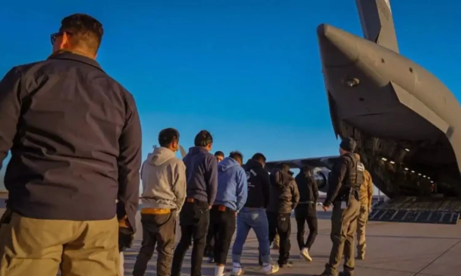 സൗജന്യ വിമാനയാത്ര, ക്യാഷ് ബോണസ്; യു.എസിൽ നിന്ന് സ്വമേധയാ നാടുവിട്ട് പോകാൻ തയാറാകുന്ന കുടിയേറ്റക്കാർക്ക് വമ്പൻ ഓഫറുമായി ട്രംപ്