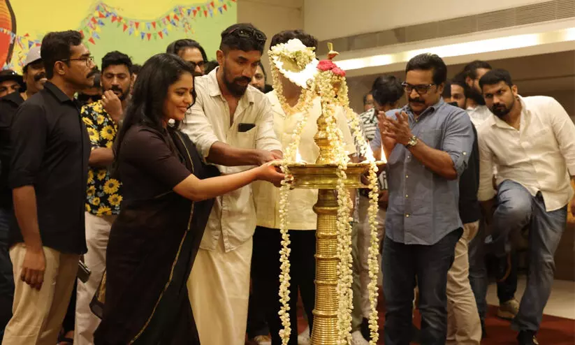 ഷാജി പാപ്പനും കൂട്ടരും വീണ്ടും; ആട് 3ക്ക് തിരിതെളിഞ്ഞു