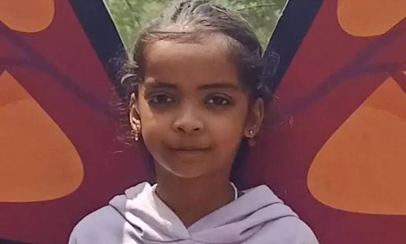 മരം ഒടിഞ്ഞ് ദേഹത്ത് വീണ് ഏഴുവയസുകാരി മരിച്ചു; അപകടം കുഞ്ഞു സഹോദരിയെ രക്ഷിക്കാൻ ശ്രമിക്കവെ മരം ഒടിഞ്ഞ് ദേഹത്ത് വീണ് ഏഴുവയസുകാരി മരിച്ചു; അപകടം കുഞ്ഞു സഹോദരിയെ രക്ഷിക്കാൻ ശ്രമിക്കവെ