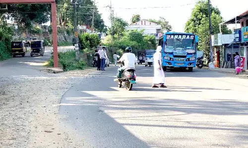 സീ​ബ്രാ​ലൈ​ൻ സ്ഥാ​പി​ക്കാ​ൻ ന​ട​പ​ടി​യി​ല്ല; റോ​ഡ് മു​റി​ച്ചുക​ട​ക്കാ​ൻ ജീ​വ​ൻ പ​ണ​യം​വെ​ക്ക​ണം