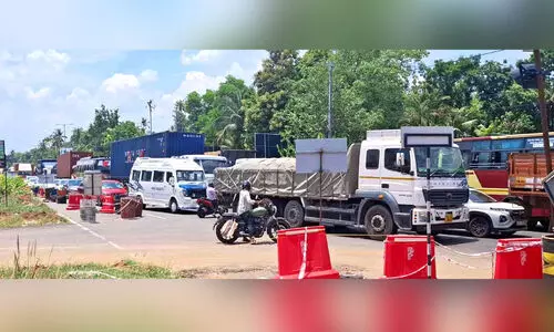 ദേ​ശീ​യ​പാ​ത അ​ടി​പ്പാ​ത നി​ർ​മാ​ണം; കു​രു​ക്കി​ൽ​കു​രു​ങ്ങി ജ​നം