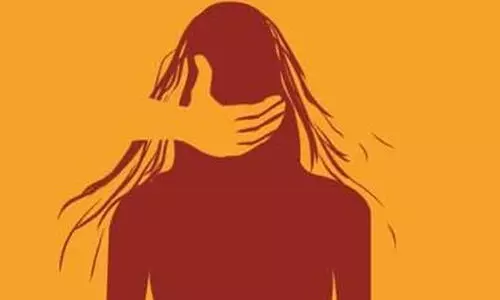 യു.പിയിൽ പ്രായപൂർത്തിയാകാത്ത പെൺകുട്ടിയെ ഓടുന്ന കാറിൽ വെച്ച് കൂട്ടബലാത്സംഗം ചെയ്തു; സുഹൃത്തിനെ കാറിൽ നിന്ന് തള്ളിയിട്ട് കൊലപ്പെടുത്തി