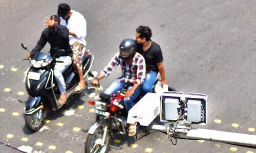 വാഹനങ്ങ​ളുടെ പിഴ അറിയാൻ വഴിയില്ല; സേവനങ്ങൾക്കെത്തുമ്പോൾ പണികിട്ടും