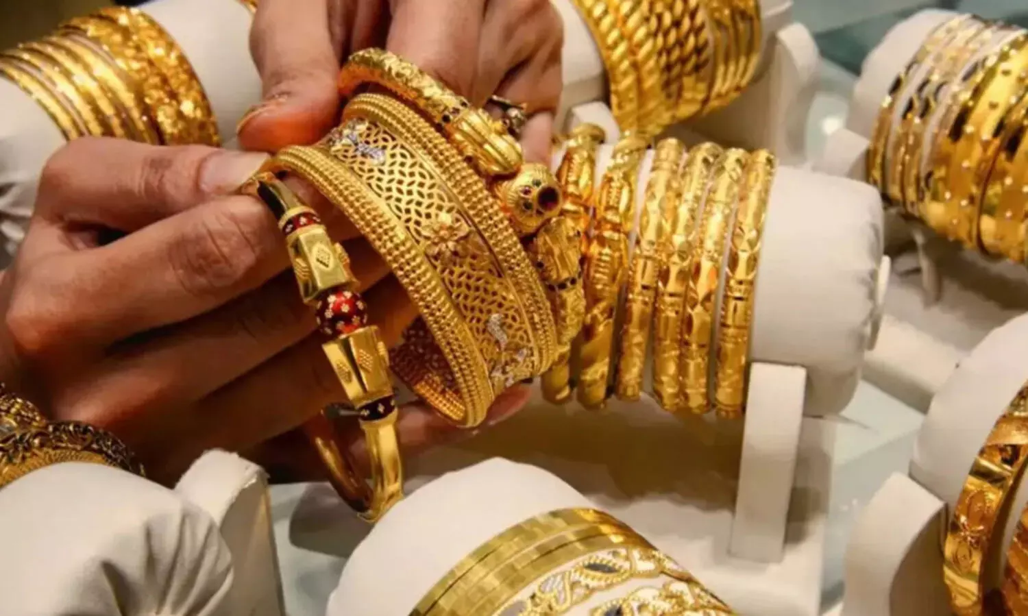 തീപിടിച്ച് സ്വർണവില; നെഞ്ചിടിപ്പിൽ വിവാഹ പാർട്ടികൾ, ഒരു പവൻ വാങ്ങാൻ ചുരുങ്ങിയത് 81,500 രൂപ