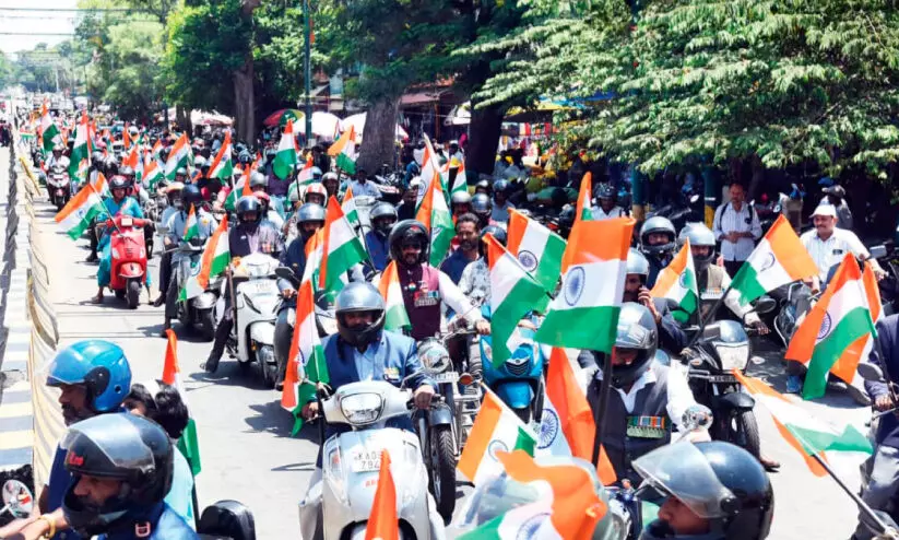 ഓ​പ​റേ​ഷ​ൻ സി​ന്ദൂ​ർ; സൈ​നി​ക​ർ​ക്ക് പി​ന്തു​ണ​യു​മാ​യി ബൈ​ക്ക് റാ​ലി