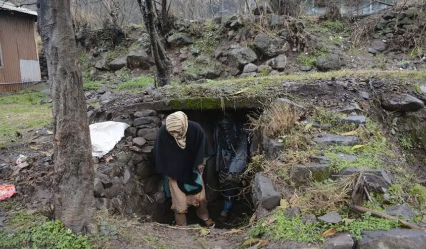 വൃദ്ധരായ മാതാപിതാക്കൾ ബങ്കറിലെ ഇരുട്ടിൽ; അതിർത്തി ഗ്രാമങ്ങളിലെ ഭയത്തിന്റെ നേർക്കാഴ്ചകൾ വിവരിച്ച് കൊൽക്കത്തയിലെ കശ്മീരി വിദ്യാർഥി