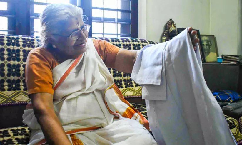 ഇന്ന് നഴ്സസ് ഡേ... വിരമിച്ച കാലത്തെ കോട്ട് സൂക്ഷിച്ച് വിനയകുമാരി ഇന്ന് നഴ്സസ് ഡേ... വിരമിച്ച കാലത്തെ കോട്ട് സൂക്ഷിച്ച് വിനയകുമാരി