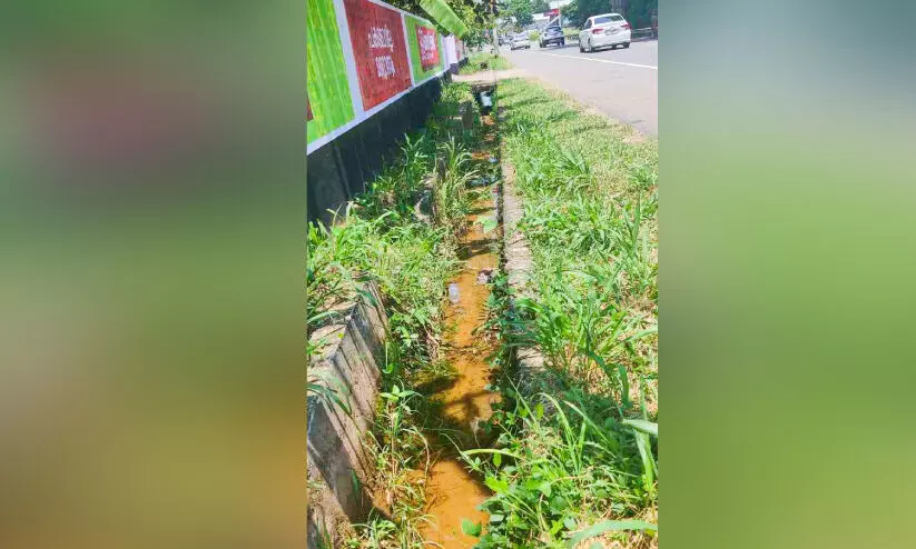 എം.സി റോഡിൽ ഓടക്ക് മൂടിയില്ല; അപകടങ്ങൾ പതിവാകുന്നു എം.സി റോഡിൽ ഓടക്ക് മൂടിയില്ല; അപകടങ്ങൾ പതിവാകുന്നു