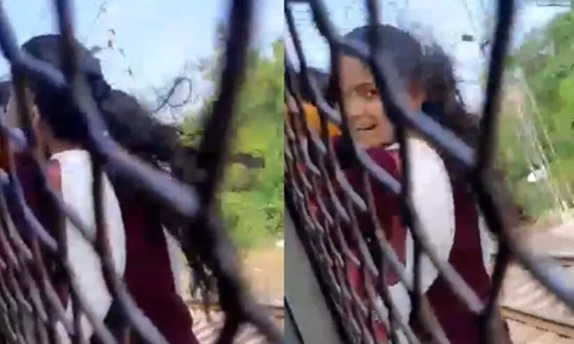 ട്രെയിൻ വൈകിയോടി; തിരക്കേറിയ ട്രെയിനിൽ തൂങ്ങിക്കിടന്ന് യാത്ര ചെയ്ത് യുവതികൾ; വൈറലായി വിഡിയോ ട്രെയിൻ വൈകിയോടി; തിരക്കേറിയ ട്രെയിനിൽ തൂങ്ങിക്കിടന്ന് യാത്ര ചെയ്ത് യുവതികൾ; വൈറലായി വിഡിയോ