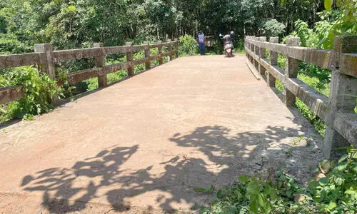 സ്വ​കാ​ര്യ​വ്യ​ക്തി​യു​ടെ പാ​ല​വും റോ​ഡും; ഏ​റ്റെ​ടു​ക്ക​ൽ പൂ​ർ​ത്തി​യാ​യി​ല്ല