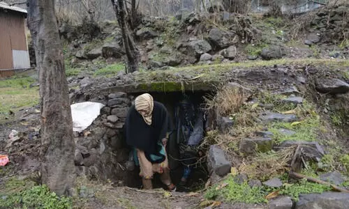 വൃദ്ധരായ മാതാപിതാക്കൾ ബങ്കറിലെ ഇരുട്ടിൽ; അതിർത്തി ഗ്രാമങ്ങളിലെ ഭയത്തിന്റെ നേർക്കാഴ്ചകൾ വിവരിച്ച് കൊൽക്കത്തയിലെ കശ്മീരി വിദ്യാർഥി