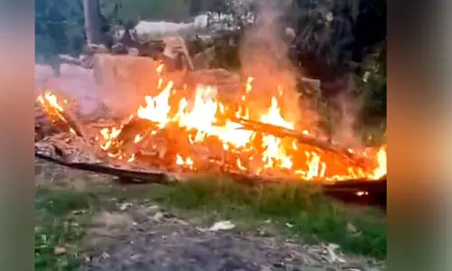 കരയിൽ കയറ്റിവെച്ചിരുന്ന വള്ളവും വലയും കത്തിനശിച്ചു