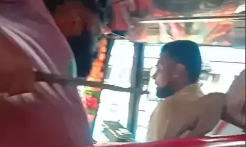 ബസ് തടഞ്ഞ് ഡ്രൈവറുടെ കഴുത്തിൽ വടിവാൾവെച്ച് ഗുണ്ടാ സംഘം VIDEO ബസ് തടഞ്ഞ് ഡ്രൈവറുടെ കഴുത്തിൽ വടിവാൾവെച്ച് ഗുണ്ടാ സംഘം VIDEO